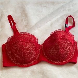 Red lace VS bra